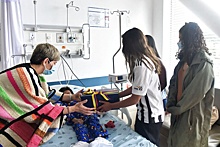 Президент Колумбии Петро навестил в больнице детей, которые провели в джунглях 40 дней