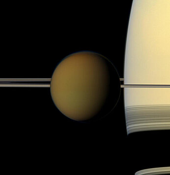 По углеводородным дюнам Титана могут блуждать небольшие вихри, переносящие пыль