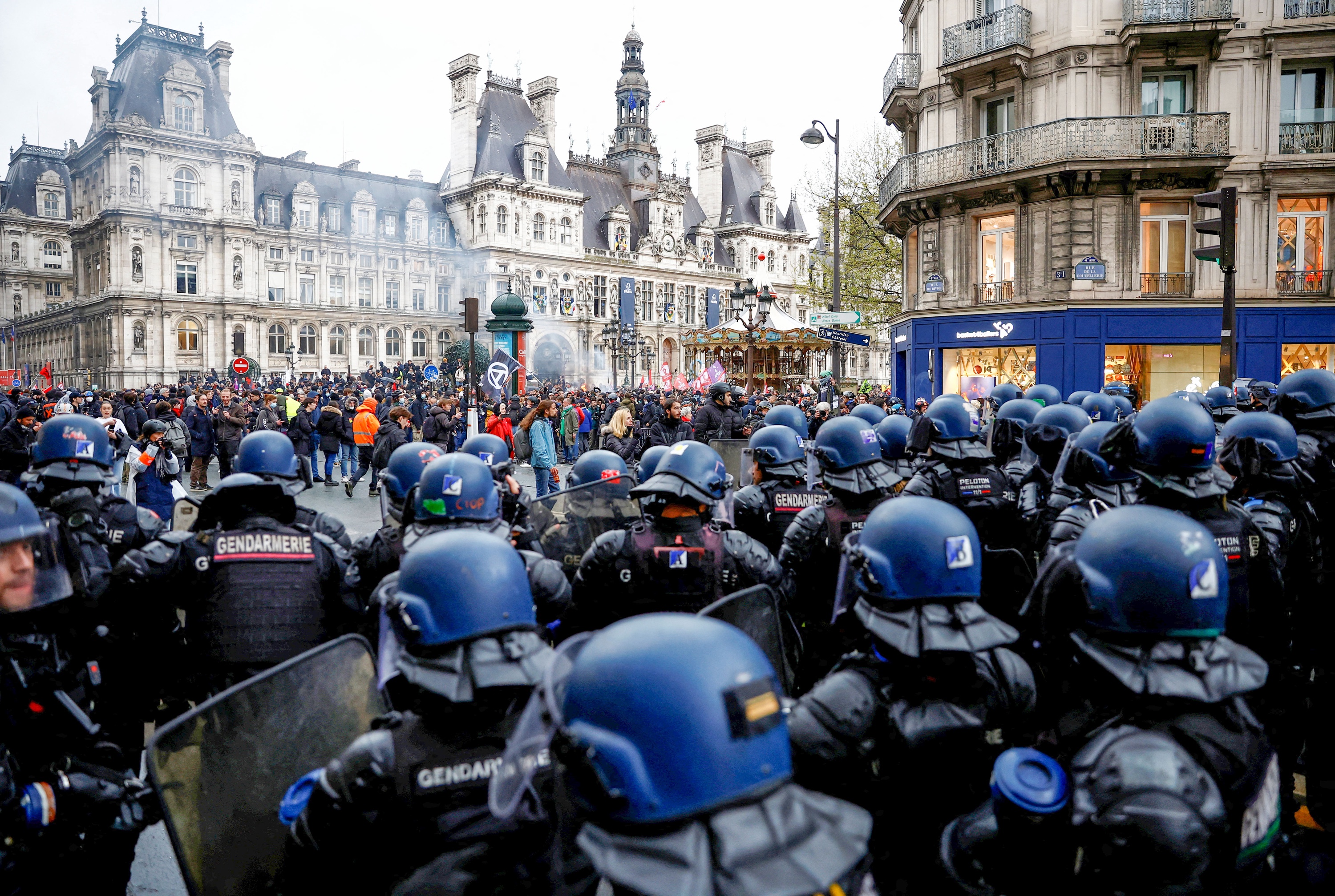 СМИ: В Париже нарастает напряженность после решения Конституционного совета