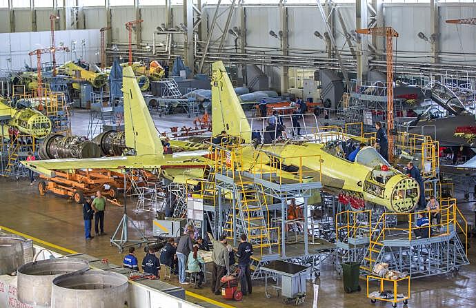 Замминистра обороны проинспектировал ход строительства истребителей Су-35