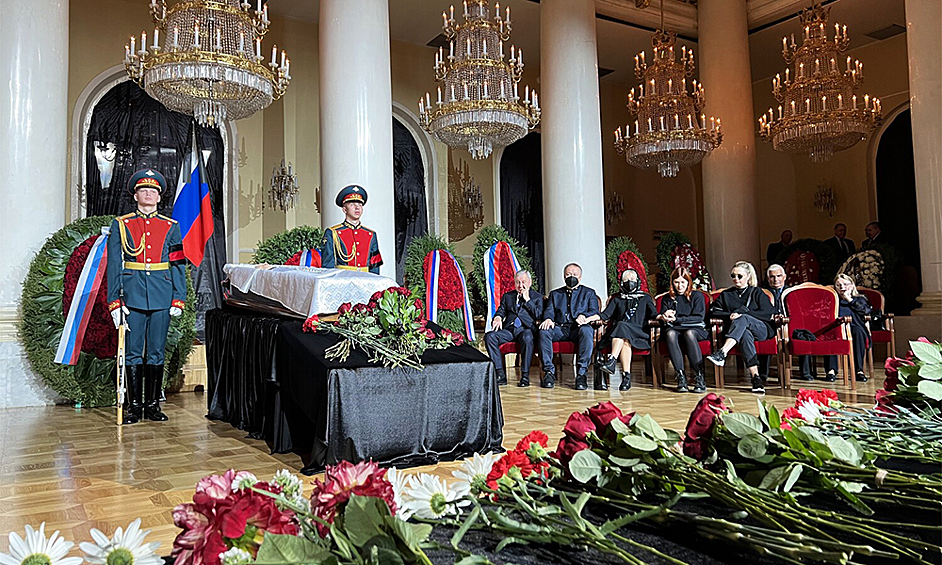 Дочь первого президента СССР Михаила Горбачева Ирина Горбачева-Вирганская (в центре) и его внучки на церемонии прощания в Колонном зале Дома союзов, 3 сентября 2022 года