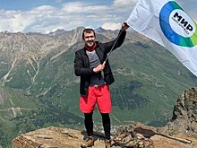 «МИР» на Эльбрусе: альпинисты водрузили флаг телеканала на самой высокой горе России