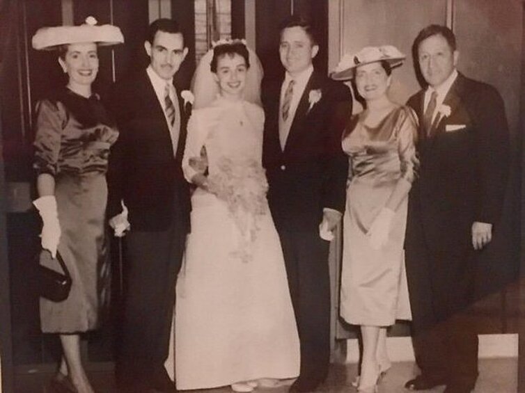 Анита и Пабло в день свадьбы в 1957 году с родителями.