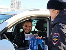 Сотрудники Госавтоинспекции Свердловской области поздравили водителей уральской столицы с Днем автомобилиста