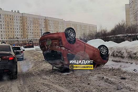 Nissan March оказался на крыше на Плющихинском жилмассиве