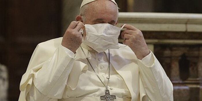 Папа Римский оказался под угрозой заражения коронавирусом