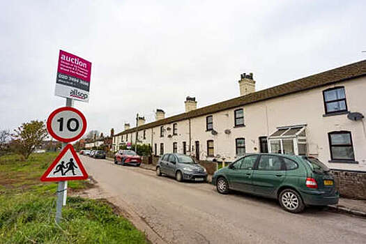 Metro: в Британии жители узнали, что улицу, на которой они живут, выставили на продажу