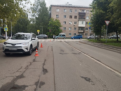 В Ижевске на пешеходном переходе «Toyota» сбила молодого человека