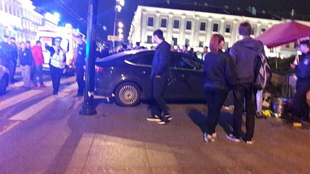 В центре Петербурга автомобиль сбил пешеходов