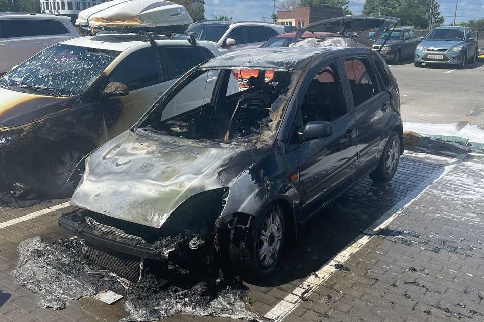Два автомобиля сгорели в центре Нижнего Новгорода