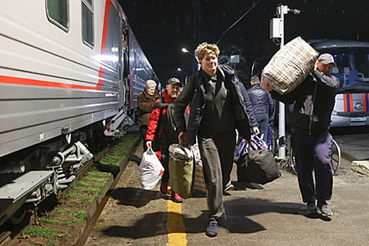«Люди приезжают напуганные» Допросы на границе, общие комнаты и неопределенность. Что ждет украинских беженцев в России?