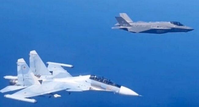 Первая в истории встреча российского истребителя с F-35 попала на видео