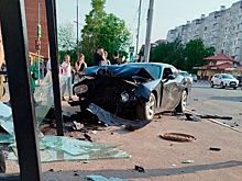 Спорткар влетел в автобусную остановку в Сергиевом Посаде