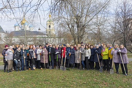 Работники Московского городского казначейства благоустроили сквер в центре столицы