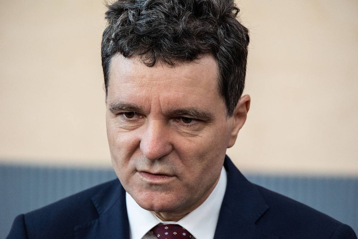 Президент Румынии прервал визит в Армению из-за вотума недоверия правительству