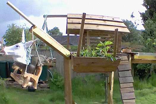 Британец построил в своем саду мини-деревню для белок