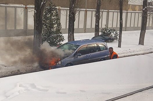 Водитель трамвая в Саратове потушил легковой автомобиль