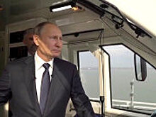 Путин в кабине машиниста отправился на поезде по Крымскому мосту