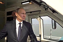 Путин в кабине машиниста отправился на поезде по Крымскому мосту
