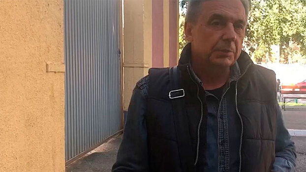 Отец Колесниковой пришел к СИЗО в Минске, чтобы передать вещи для дочери