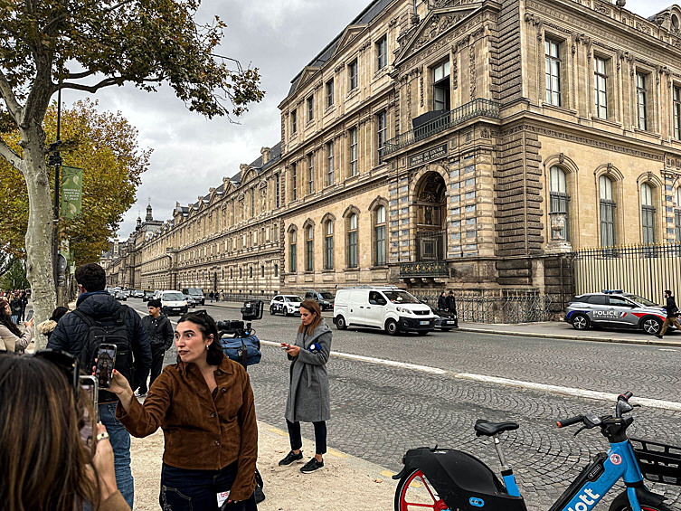 Дерзкое ограбление Лувра. Примерно в 9:30 утра, через полчаса после открытия музея, преступники через окно проникли в Галерею Аполлона, где похитили восемь ювелирных изделий стоимостью €88 млн. На фото: журналисты у здания Лувра.