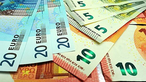 Официальный курс евро снизился до 81,02 рубля, доллар — до 71,47