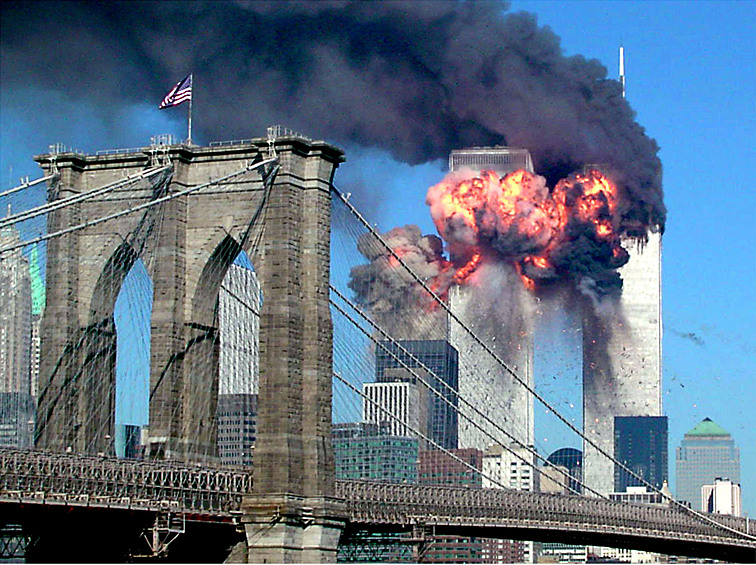 11 сентября 2001 года в США боевики-смертники террористической организации «Аль-Каида» захватили четыре пассажирских самолета, направив два из них на символ делового Нью-Йорка — башни Всемирного торгового центра, а два других — на Пентагон и, предположительно, на Белый дом или Капитолий. Все самолеты, кроме последнего, достигли целей.  Жертвами терактов 11 сентября стали 2977 человек, в том числе 343 пожарных и 60 полицейских. Погибли не только граждане США, но еще 92 государств. В Нью-Йорке были убиты 2753 человека, в Пентагоне — 184 человека, 40 человек разбились в Пенсильвании. Страшные кадры теракта 11 сентября — в нашей фотогалерее