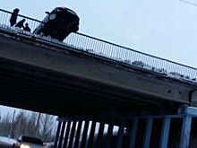 Kia повисла на мосту в Заволжском районе Ульяновска