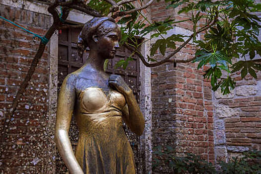 Ansa: ищущие удачи в любви туристы продырявили грудь статуи Джульетты в Вероне