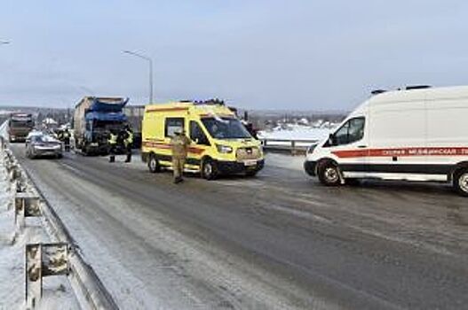В скорой помощи рассказали о пострадавших в ДТП с фурами на Чусовском мосту