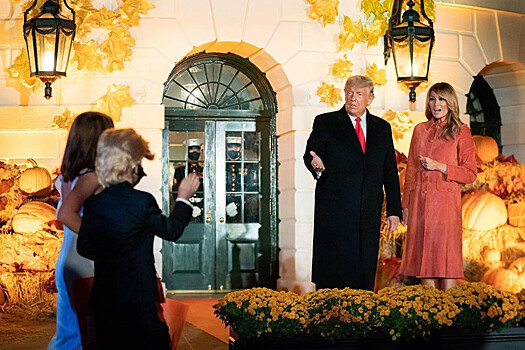 Дональд и Мелания Трамп провели вечеринку в честь Хэллоуина
