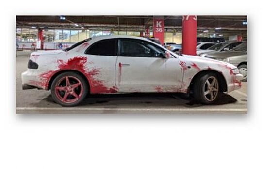 Фотографии «окровавленного» автомобиля в Омске вызвали бурную реакцию у пользователей сети