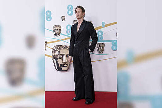Эдди Редмейн появился на церемонии BAFTA в смокинге на голое тело