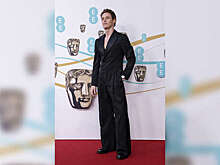 Эдди Редмейн появился на церемонии BAFTA в смокинге на голое тело