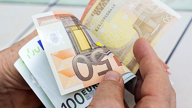 Курс евро впервые почти за полгода превысил 72 рубля