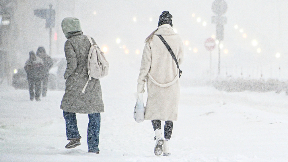 Девушки идут по Ленинскому проспекту в Москве