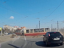 Трамвай с пассажирами в Санкт‐Петербурге сошел с путей