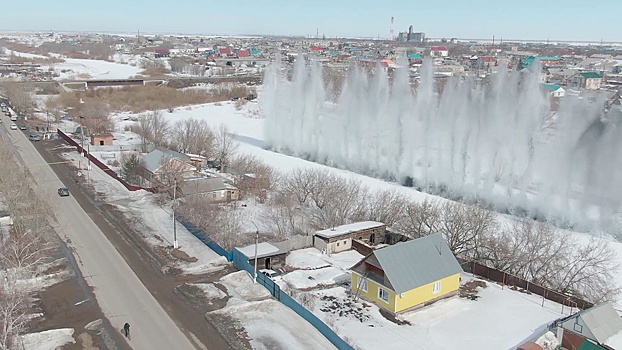 Защита от паводка: кадры подрыва льда саперов ЦВО в Челябинской области