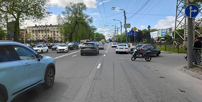 В Ростове автомобиль столкнулся с питбайком
