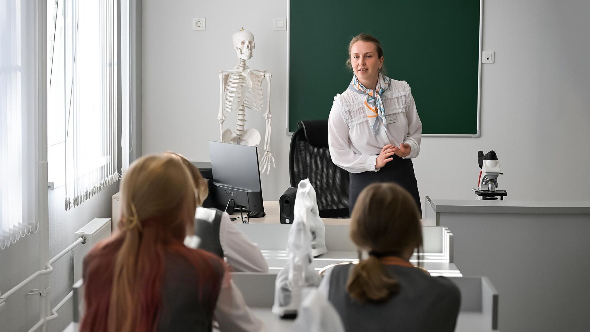 Эксперт рассказала о том, какие подарки нельзя дарить учителям