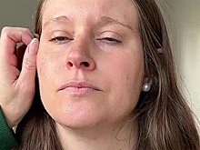 Женщина побрила сестре лицо на камеру и вызвала споры в сети