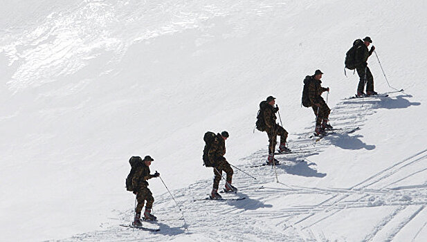 Разведчиков ЮВО учат беззвучно ходить на лыжах