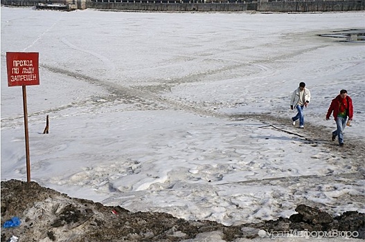 Четыре человека погибли, провалившись под лед в Челябинской области