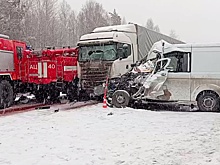 Под Тюменью столкнулись «Газель», фура, машины МЧС и ДПС