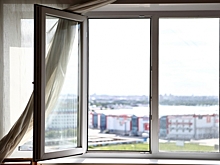 В Омске после конфликта с родителями девочка-подросток выпрыгнула из окна квартиры