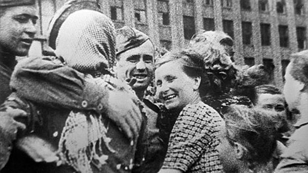 Опрос показал, как россияне оценивают вклад СССР в победу во Второй мировой