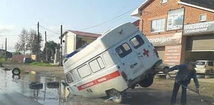 Скорая помощь повисла над лужей в Хабкрае