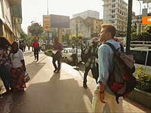 Екатеринбургскому ведущему «Орла и решки» в Танзании пришлось убегать то толпы на пляже для местных