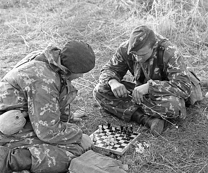 Морские пехотинцы на привале играют в шахматы (1975)