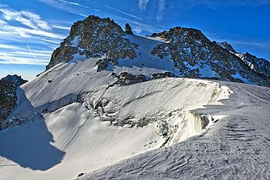 В тающих Альпах обнаружили останки людей и обломки самолета